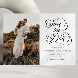 Op de afbeelding: Een trouwkaart met een foto van een stel en de tekst "Save the Date" in sierlijke letters. De kaart bevat de namen Madison & Nathaniel, de trouwdatum en de locatie.