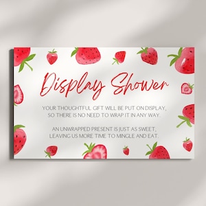 Erdbeer-Dusche-Karte | Baby Shower Geschenk Display Duschkarten | Rot Rosa Erdbeeren Eine Beere Süßes Baby ist unterwegs A19