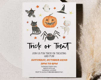 Pode incluir: Um cartão de convite com tema de Halloween com ilustrações de uma abóbora, morcego, gato preto, aranha, fantasma, chapéu de bruxa e múmia. O texto diz "Trick or Treat" com detalhes do evento.
