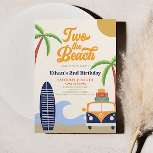Puede incluir: Una invitación colorida para una fiesta de cumpleaños número 2 con temática de playa. La invitación presenta una tabla de surf azul y blanca, una camioneta vintage azul y amarilla con equipaje en la parte superior y palmeras. El texto de la invitación dice "Two the Beach" y "Ethan's 2nd Birthday".