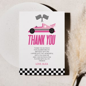 Roze bedankkaart voor verjaardagsfeestje raceauto | Bewerkbaar bedankje voor raceauto A2
