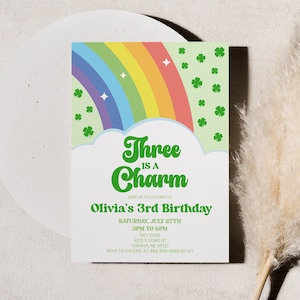 Três é um charme Dia de São Patrício Arco-íris Shamrock Trevo de quatro folhas Convite para festa de terceiro aniversário | Convite editável para 3º aniversário B41