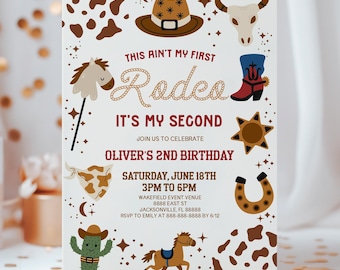 Può includere: Un invito colorato per una festa di secondo compleanno con un tema di rodeo western. L'invito presenta un cappello da cowboy, un ferro di cavallo, una stella, uno stivale e un cavallo a dondolo. Il testo sull'invito recita: "This ain't my first Rodeo, It's my second, Join us to celebrate Oliver's 2nd Birthday, Saturday, June 18th, 3pm to 6pm, Wakefield Event Venue, 8888 East St, Jacksonville, FL, RSVP to Emily at 888-888-8888 by 6/12."
