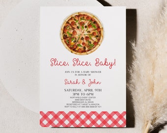 Może przedstawiać: Zaproszenie na baby shower z czerwono-białym kratkowanym tłem. Zaproszenie przedstawia pizzę z tekstem "Slice. Slice. Baby!" i imionami "Sarah & John".