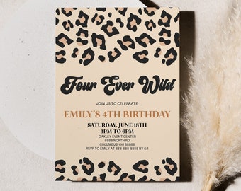 Puede incluir: Invitación beige con borde de estampado de leopardo y el texto "Four Ever Wild" en escritura negra. La invitación anuncia el 4º cumpleaños de Emily, con la fecha, hora y lugar.