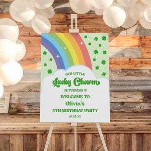 Letrero de bienvenida para fiesta de cumpleaños con trébol de cuatro hojas y arcoíris de nuestro pequeño amuleto de la suerte para el Día de San Patricio / Póster de caballete editable en tablero de espuma B41