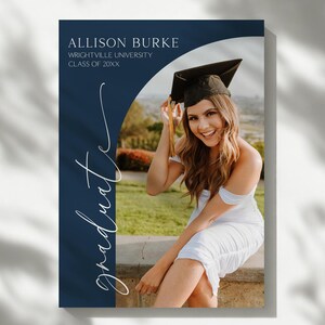 Elegante cartão de anúncio de formatura com arco de fotos personalizado azul marinho | Cartão postal de anúncio editável | Minimalista moderno