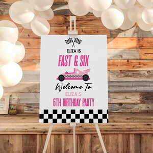 Panneau de bienvenue de fête d'anniversaire pour 6e anniversaire Fast and Six Race Car | Poster chevalet modifiable pour fête du sixième anniversaire rose, panneau en mousse A2