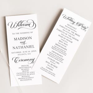 Pode incluir: Dois programas de cerimónia de casamento brancos com caligrafia preta. Um programa diz "Bem-vindos" e lista os nomes do casal, a data e o local. O outro programa lista o cortejo nupcial. Um raminho de erva seca está no fundo.