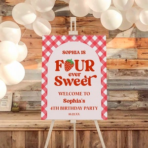 Plaque de bienvenue pour 4e anniversaire Four Ever Sweet | Poster de chevalet de fête d'anniversaire aux fraises, carton mousse | A22 modifiable