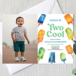 2 つのクールなカスタム写真写真 2 歳の誕生日パーティー招待状 | 編集可能なアイスキャンディー招待状 | レトロな夏の青緑黄色のアイスキャンディー A90