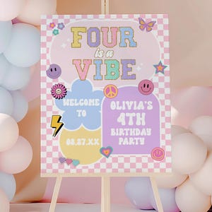 以下が含まれることがあります： イーゼルに飾られた装飾的なサインで、「FOUR is a VIBE」と「OLIVIA'S 4TH BIRTHDAY PARTY」の文字が書かれています。サインはピンクと白のチェック柄の背景に、蝶、スマイリーフェイス、平和のシンボルなどのカラフルなグラフィックが描かれています。パステルカラーの風船がサインを囲んでいます。