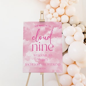 Panneau de bienvenue modifiable The Bride Is On Cloud Nine | enterrement de vie de jeune fille nuage rose scintillant | Poster Chevalet en mousse cartonné A14