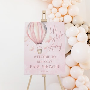 Auf, auf und davon! Rosa Heißluftballon-Babyparty-Willkommens-Schild | Bearbeitbares Aquarell Rosa Baby Shower Staffelei Poster Schaumbrett A30