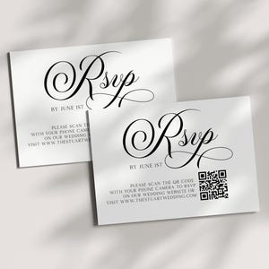 Op de afbeelding: Twee witte RSVP-kaarten met elegant zwart schrift en de tekst "BY JUNE 1ST". Eén kaart bevat een QR-code. De kaarten liggen op een lichte achtergrond met schaduwen.