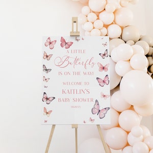 Panneau de bienvenue rose « Un petit papillon est en route pour une baby shower » | Tableau en mousse pour poster de baby shower modifiable | Moderne Mignon Elégant