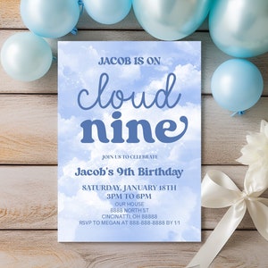 Puede incluir: Una invitación de cumpleaños azul y blanca con un fondo de acuarela y nubes. El texto dice "Jacob is on cloud nine" e incluye detalles para la fiesta de cumpleaños número 9 de Jacob.