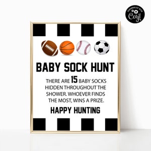Könnte beinhalten: Ein druckbares Schild mit einem schwarz-weiß karierten Hintergrund. Das Schild sagt "Baby Sock Hunt" und "There are 15 baby socks hidden throughout the shower. Whoever finds the most, wins a prize. Happy Hunting". Über dem Text befinden sich vier Sportball-Symbole: ein Fußball, ein Basketball, ein Baseball und ein Fußball.