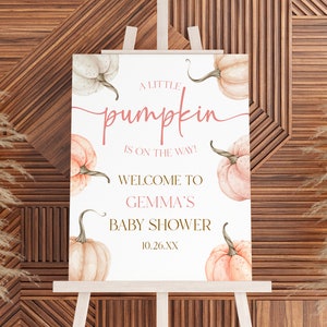 Ein kleiner Kürbis ist unterwegs! Rosa Orange Kürbis-Babyparty-Willkommens-Schild | Fallen Herbst Kürbisse Editable Easel Poster Foam Board A99