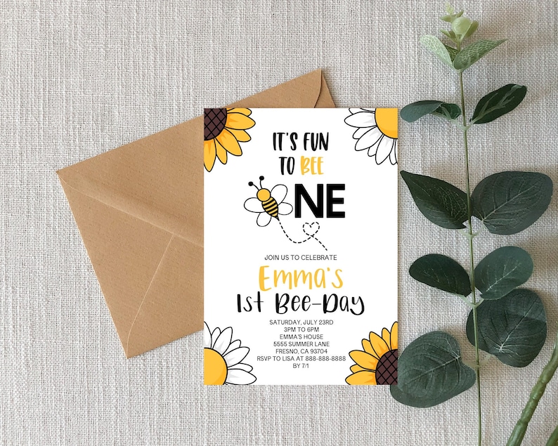 K&ouml;nnte beinhalten: Eine wei&szlig;e Einladungskarte mit einer gelben und schwarzen Bienenillustration. Der Text lautet "It's Fun to Bee One" und "Emma's 1st Bee-Day". Die Einladung enth&auml;lt Details zur Party, einschlie&szlig;lich Datum, Uhrzeit, Ort und RSVP-Informationen.