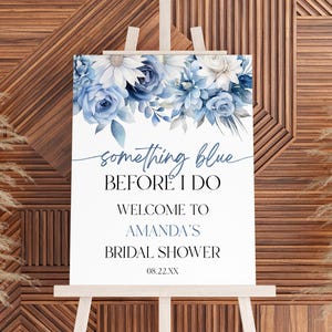 Quelque chose de bleu avant que je le fasse | Panneau de bienvenue modifiable pour la douche nuptiale | Chevalet de douche nuptiale avec fleurs florales bleues élégantes, affiche en mousse B12