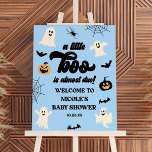 ¡Ya casi se acerca el momento de la fiesta de bienvenida al bebé! Letrero de bienvenida para baby shower de Halloween / Póster de caballete editable con lindos fantasmas azules y espeluznantes para baby shower en cartón espuma B4
