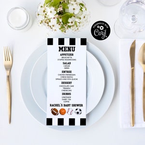 Puede incluir: Una tarjeta de menú a rayas blancas y negras con el texto "MENU" en letras negras y en negrita. El menú incluye aperitivos, ensalada, plato principal, postre y bebidas. La parte inferior de la tarjeta presenta un patrón de rayas blancas y negras y cuatro pelotas de deporte: una pelota de fútbol americano, una pelota de baloncesto, una pelota de béisbol y una pelota de fútbol. El texto "RACHEL'S BABY SHOWER" está impreso en letras negras.