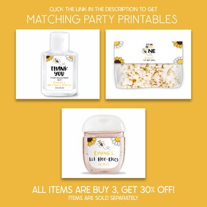 K&ouml;nnte beinhalten: Ein Set mit druckbaren Partygeschenken zum Thema Biene und Sonnenblume. Das Set enth&auml;lt ein Etikett f&uuml;r eine Handdesinfektionsflasche, ein Etikett f&uuml;r einen Popcornbeutel und ein Danke-Etikett. Die Etiketten sind wei&szlig; mit schwarzem Text und zeigen eine Biene, eine Sonnenblume und den Text "It's Fun To Be One" und "Emma's 1st Bee-Day".