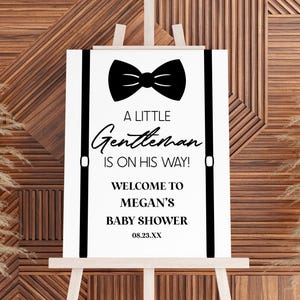 ¡Un pequeño caballero está en camino! Letrero de bienvenida para baby shower / Tirantes de moño editables Póster de caballete para baby shower Tablero de espuma
