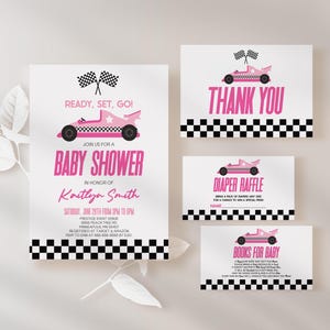 Bewerkbare roze racewagen babyshower uitnodiging suitebundel | Luierloterijboeken uitnodigen voor babybedankkaart A7
