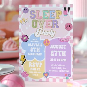 Puede incluir: Una invitación a una fiesta de pijamas rosa pastel con el texto "SLEEP OVER Party". La invitación incluye detalles para el 8º cumpleaños de Olivia el 27 de agosto, de 15 a 18 horas, en Olivia's House en Cleveland, OH.