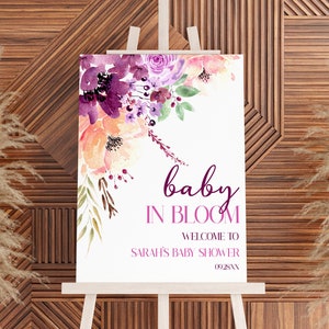 Panneau de bienvenue pour baby shower Baby In Bloom | Poster en mousse pour chevalet modifiable | Aquarelles fleurs florales violet bordeaux violet prune mauve