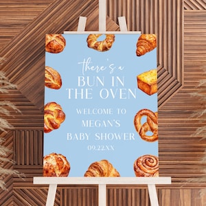 ¡Hay un bollo en el horno! Letrero azul de bienvenida para baby shower / Póster de caballete editable con pan, bollos, croissants y galletas, tablero de espuma minimalista B68