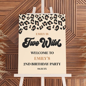 guépard imprimé léopard deux sauvage deuxième fête d'anniversaire signe de bienvenue | Safari jungle animal print 2e anniversaire fête chevalet affiche mousse panneau