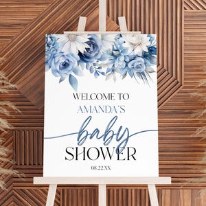 Panneau de bienvenue floral bleu poussiéreux pour baby shower | Tableau en mousse pour poster de baby shower modifiable | Fleurs aquarelles modernes et élégantes B13