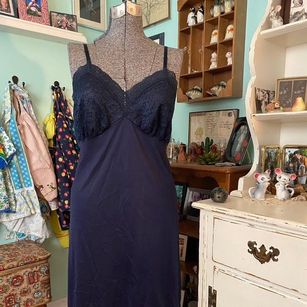 Vintage 60s Van Raalte navy blue nightgown size 38 / vintage blue lace slip dress size 38 / vintage lingerie