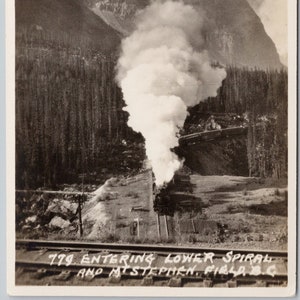 Carte postale RPPC Y3 du train Byron Harmon 779 Field BC entrant dans la spirale inférieure du mont Stephen, Colombie-Britannique