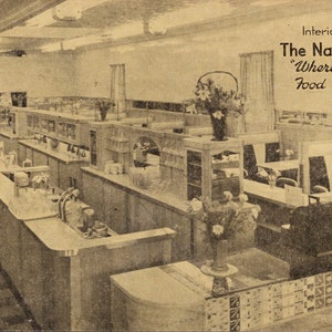 Puede incluir: Vista interior del The National Cafe, un restaurante con una barra larga y cabinas. El letrero dice "Where the finest food is served".