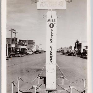 Miglio 0 Alaska Highway Dawson Creek BC Canada Gowen Sutton RPPC Cartolina Y3