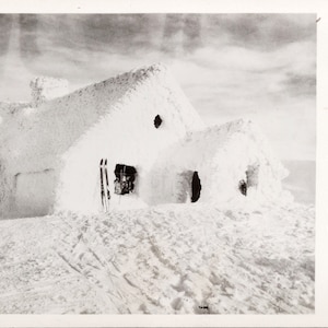 Lodge no topo do Monte Spokane WA Washington Fairyland Snow Cabin Resort Esqui de inverno Esquis c1957 Foto real Cartão postal Y1