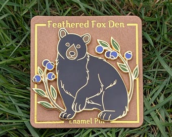 Pin de esmalte de oso negro y arándanos