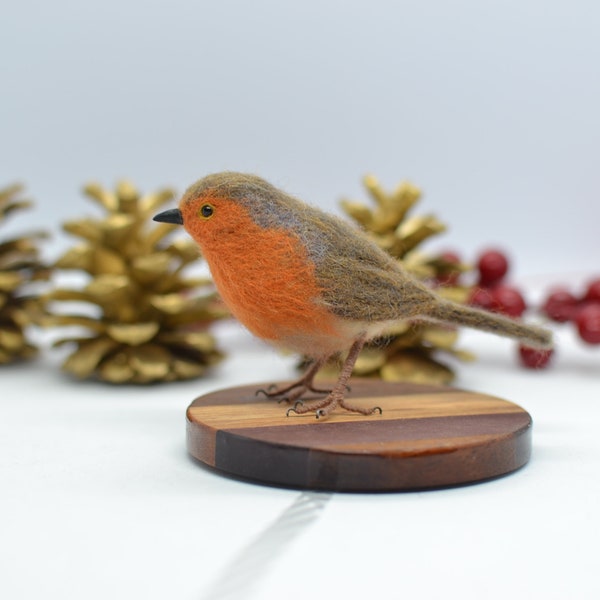 Robin feutré à l'aiguille. Rouge-gorge européen. Oiseau sauvage, Oiseau feutré à l'aiguille