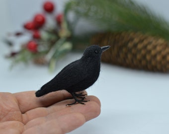 Black Crow.Needle in feltro Corvo nero in miniatura. Uccello fatto a mano. uccelli in feltro ad ago, decorazioni di uccelli in feltro