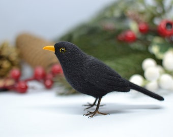 Needle felted Merlo bird. Common blackbird. Needle felted birds. Spring birds