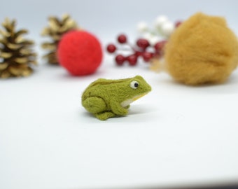 Needle felted frog. Green frog. Needle felted animals, animals toys wood decoration