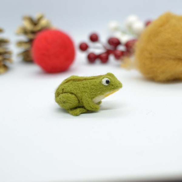 Grenouille feutrée à l'aiguille. Grenouille verte. Animaux feutrés à l'aiguille, animaux jouets décoration bois