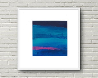 Puede incluir: Pintura abstracta con pinceladas horizontales en tonos de azul, turquesa y rosa. La pintura está enmarcada en un marco blanco.