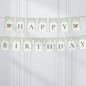 Puede incluir: Bandera verde y blanca con las palabras "Feliz cumplea&ntilde;os" e im&aacute;genes de un personaje alien&iacute;gena verde.