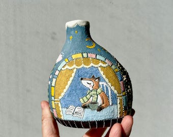 Vaso de cerâmica artesanal com design original / Uma história da floresta / Presente exclusivo para ela / Vaso com ilustração de Shih Tzu / Vaso pintado à mão / Decoração aconchegante para casa