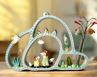Rävar i tröjor/Handgjord vägghängd vas med porslinsmotiv (27,5 cm B)